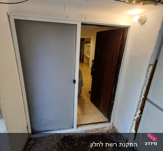 דלת אלומיניום עם מסגרת לבנה וחלון זכוכית